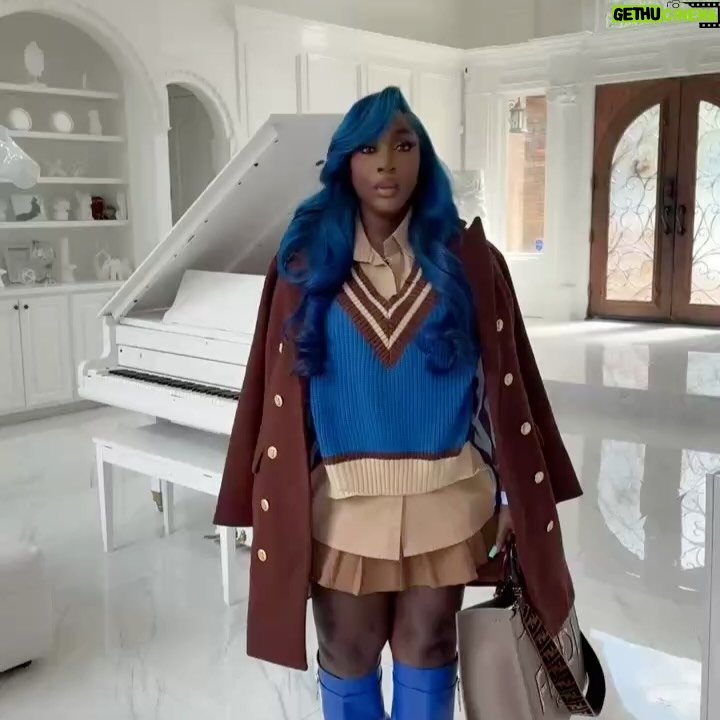 Spice - 47.3K Likes - Mixing my blue 💙with brown 🤎on this Melanin 🖤because I want to. Full Outfit @gracinoir
