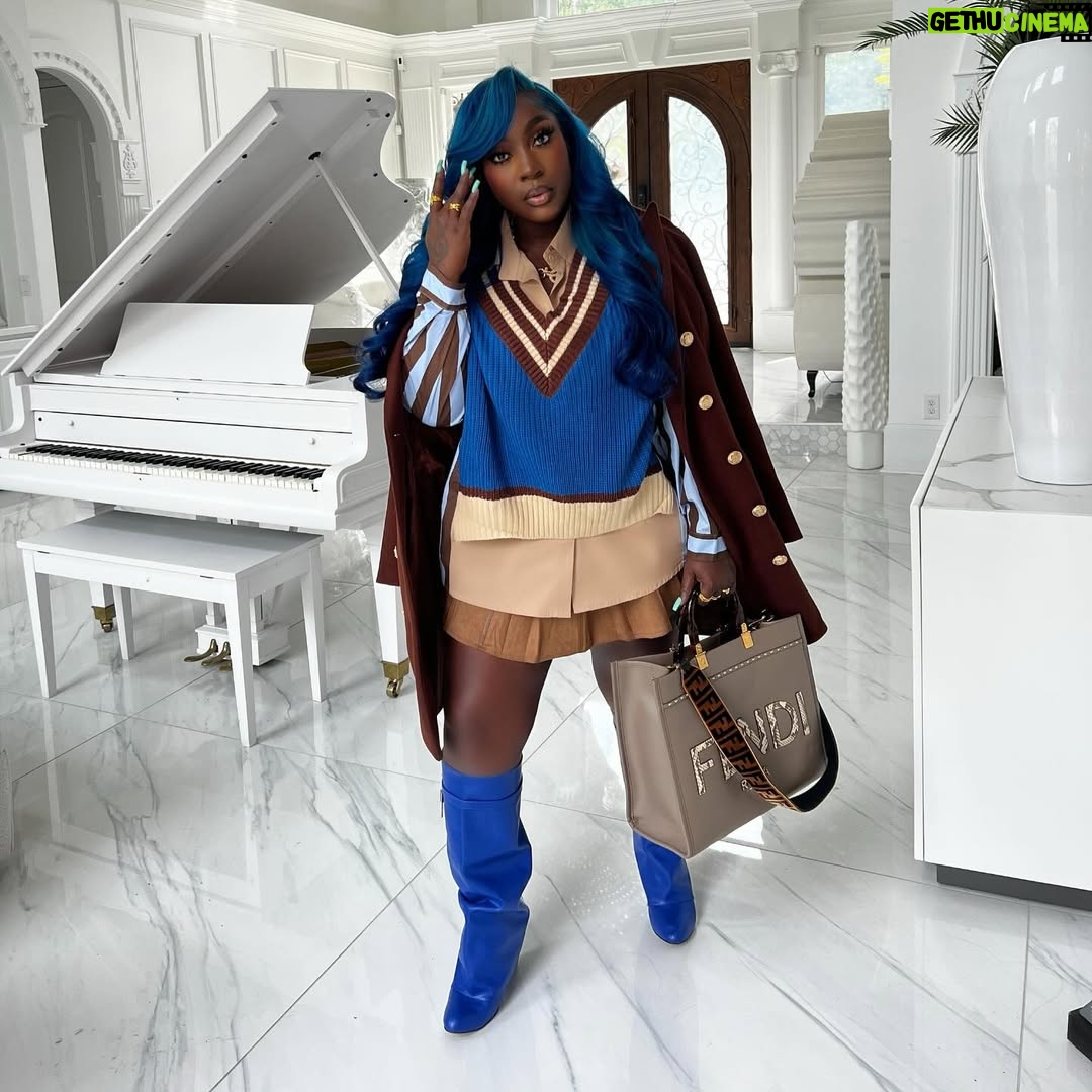 Spice - 47.3K Likes - Mixing my blue 💙with brown 🤎on this Melanin 🖤because I want to. Full Outfit @gracinoir