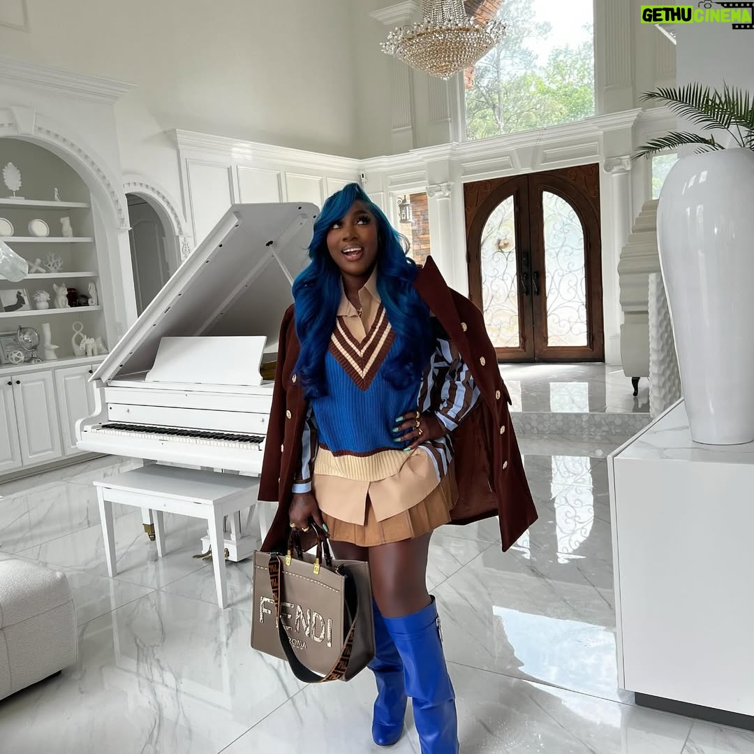 Spice - 47.3K Likes - Mixing my blue 💙with brown 🤎on this Melanin 🖤because I want to. Full Outfit @gracinoir