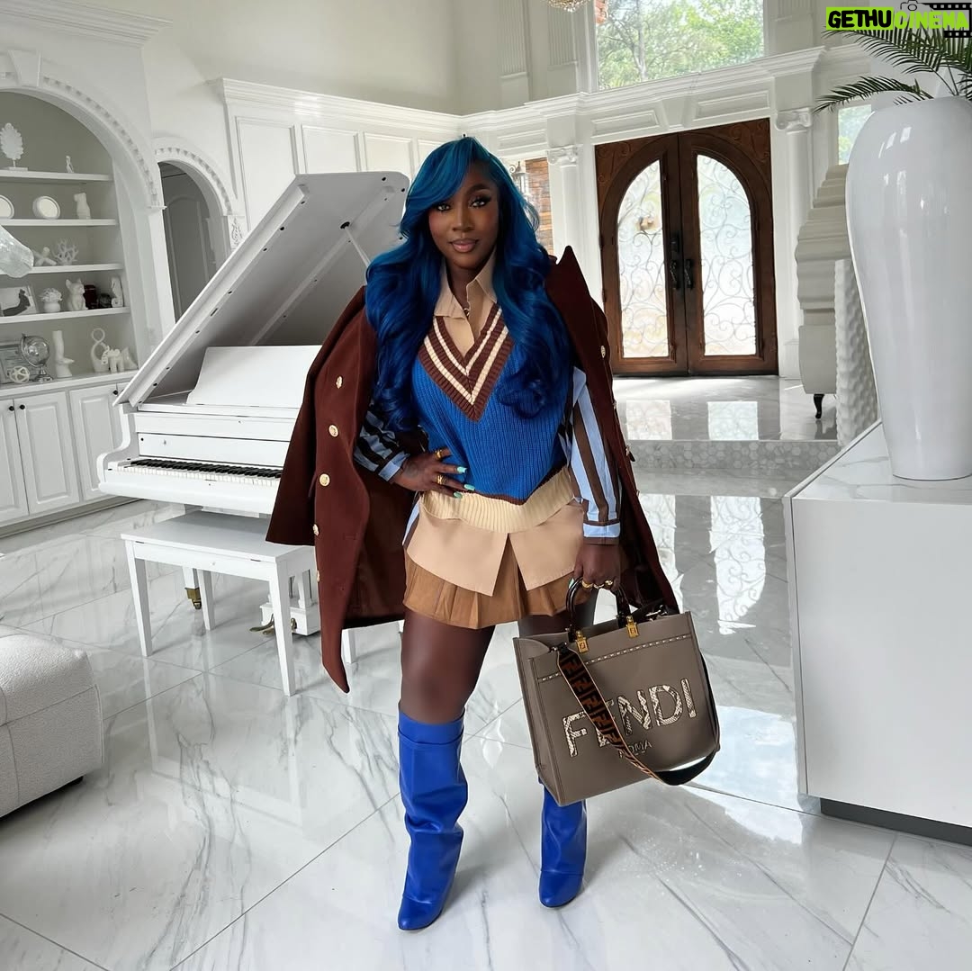Spice - 47.3K Likes - Mixing my blue 💙with brown 🤎on this Melanin 🖤because I want to. Full Outfit @gracinoir