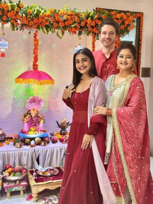 Sreejita De Instagram - Our Ganesh Chaturthi was filled with laughter, happy faces and modals! Bolo Ganpati Bappa morya! 🙏🕉️🧿❤️🥰 #ganpatibappamorya Ganpati festival Day 1

Sreejita outfit @aachho 
#ganeshchaturthi #festive #indianwear #festivevibes #indian #german #husbandandwife #sreejitade