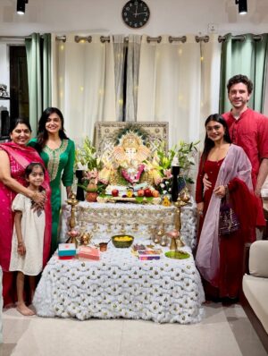 Sreejita De Instagram - Our Ganesh Chaturthi was filled with laughter, happy faces and modals! Bolo Ganpati Bappa morya! 🙏🕉️🧿❤️🥰 #ganpatibappamorya Ganpati festival Day 1

Sreejita outfit @aachho 
#ganeshchaturthi #festive #indianwear #festivevibes #indian #german #husbandandwife #sreejitade