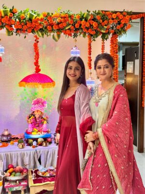 Sreejita De Instagram - Our Ganesh Chaturthi was filled with laughter, happy faces and modals! Bolo Ganpati Bappa morya! 🙏🕉️🧿❤️🥰 #ganpatibappamorya Ganpati festival Day 1

Sreejita outfit @aachho 
#ganeshchaturthi #festive #indianwear #festivevibes #indian #german #husbandandwife #sreejitade