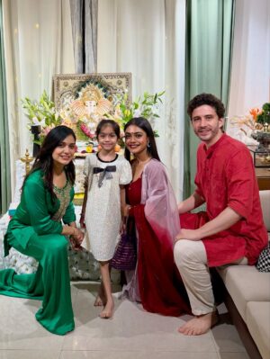 Sreejita De Instagram - Our Ganesh Chaturthi was filled with laughter, happy faces and modals! Bolo Ganpati Bappa morya! 🙏🕉️🧿❤️🥰 #ganpatibappamorya Ganpati festival Day 1

Sreejita outfit @aachho 
#ganeshchaturthi #festive #indianwear #festivevibes #indian #german #husbandandwife #sreejitade