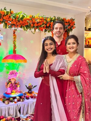 Sreejita De Instagram - Our Ganesh Chaturthi was filled with laughter, happy faces and modals! Bolo Ganpati Bappa morya! 🙏🕉️🧿❤️🥰 #ganpatibappamorya Ganpati festival Day 1

Sreejita outfit @aachho 
#ganeshchaturthi #festive #indianwear #festivevibes #indian #german #husbandandwife #sreejitade