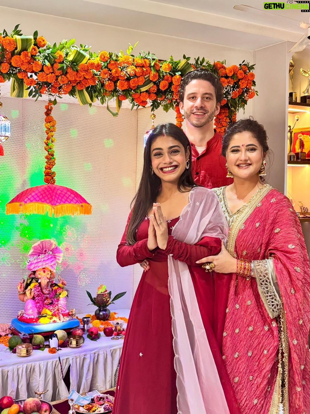 Sreejita De - 83.7K Likes - Our Ganesh Chaturthi was filled with laughter, happy faces and modals! Bolo Ganpati Bappa morya! 🙏🕉️🧿❤️🥰 #ganpatibappamorya Ganpati festival Day 1

Sreejita outfit @aachho 
#ganeshchaturthi #festive #indianwear #festivevibes #indian #german #husbandandwife #sreejitade