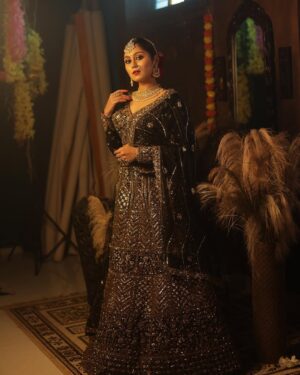 Sreethu Krishnan Instagram - Desi wala touch🫣✨…

Mua and hairdo @nalloorilbridalstudio 
🎥  @sreeganesh_photography @sathish___photography 
Outfit @familyweddingcentre 
Jewels @_zella_fashion 
Location @mottamaadi_space 
#sreethukrishnan