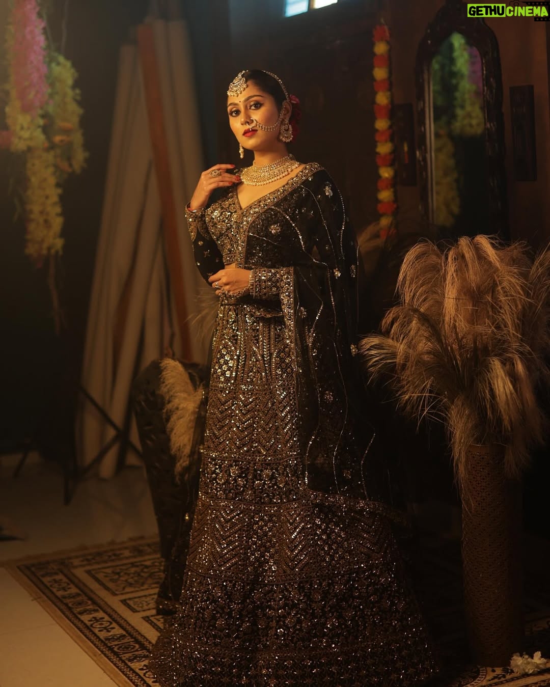 Sreethu Krishnan - 64.1K Likes - Desi wala touch🫣✨…

Mua and hairdo @nalloorilbridalstudio 
🎥  @sreeganesh_photography @sathish___photography 
Outfit @familyweddingcentre 
Jewels @_zella_fashion 
Location @mottamaadi_space 
#sreethukrishnan