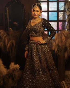 Sreethu Krishnan Instagram - Desi wala touch🫣✨…

Mua and hairdo @nalloorilbridalstudio 
🎥  @sreeganesh_photography @sathish___photography 
Outfit @familyweddingcentre 
Jewels @_zella_fashion 
Location @mottamaadi_space 
#sreethukrishnan