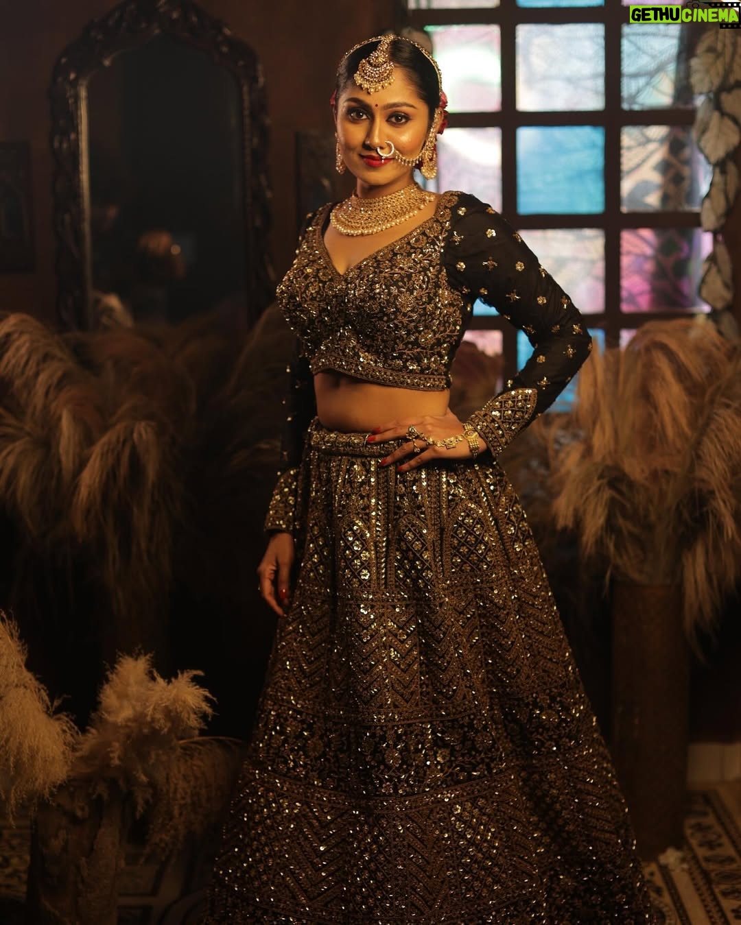 Sreethu Krishnan - 64.1K Likes - Desi wala touch🫣✨…

Mua and hairdo @nalloorilbridalstudio 
🎥  @sreeganesh_photography @sathish___photography 
Outfit @familyweddingcentre 
Jewels @_zella_fashion 
Location @mottamaadi_space 
#sreethukrishnan