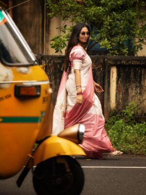 Sreethu Krishnan Instagram - Just a classic girl in a classic city💃🌝✨

@zin_preethi  @trinetra_collections 
📸 @viraaj_photography 

#sreethukrishnan #saree #classic #photoshoot