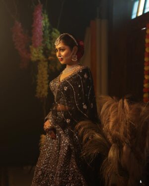 Sreethu Krishnan Instagram - Desi wala touch🫣✨…

Mua and hairdo @nalloorilbridalstudio 
🎥  @sreeganesh_photography @sathish___photography 
Outfit @familyweddingcentre 
Jewels @_zella_fashion 
Location @mottamaadi_space 
#sreethukrishnan
