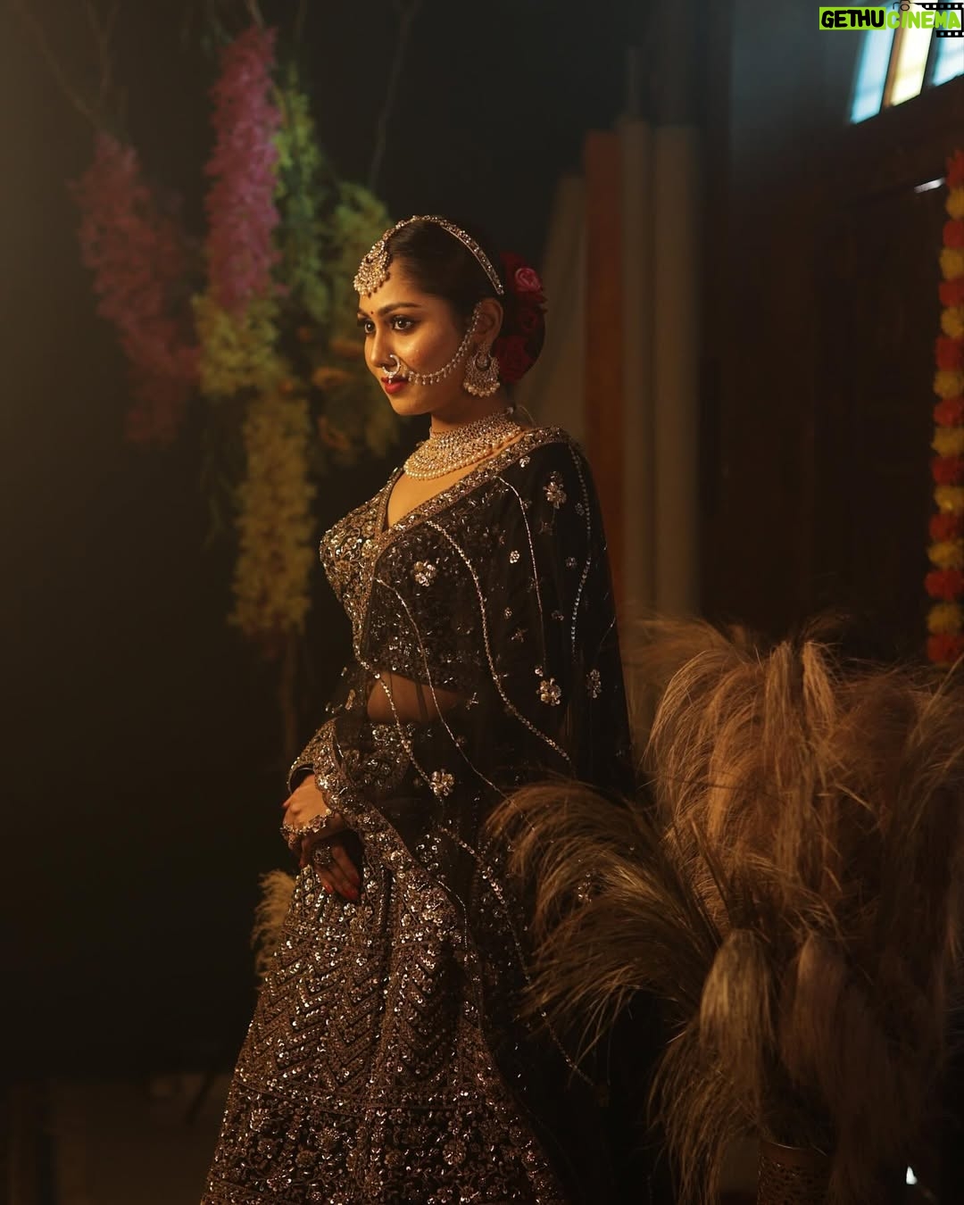 Sreethu Krishnan - 64.1K Likes - Desi wala touch🫣✨…

Mua and hairdo @nalloorilbridalstudio 
🎥  @sreeganesh_photography @sathish___photography 
Outfit @familyweddingcentre 
Jewels @_zella_fashion 
Location @mottamaadi_space 
#sreethukrishnan
