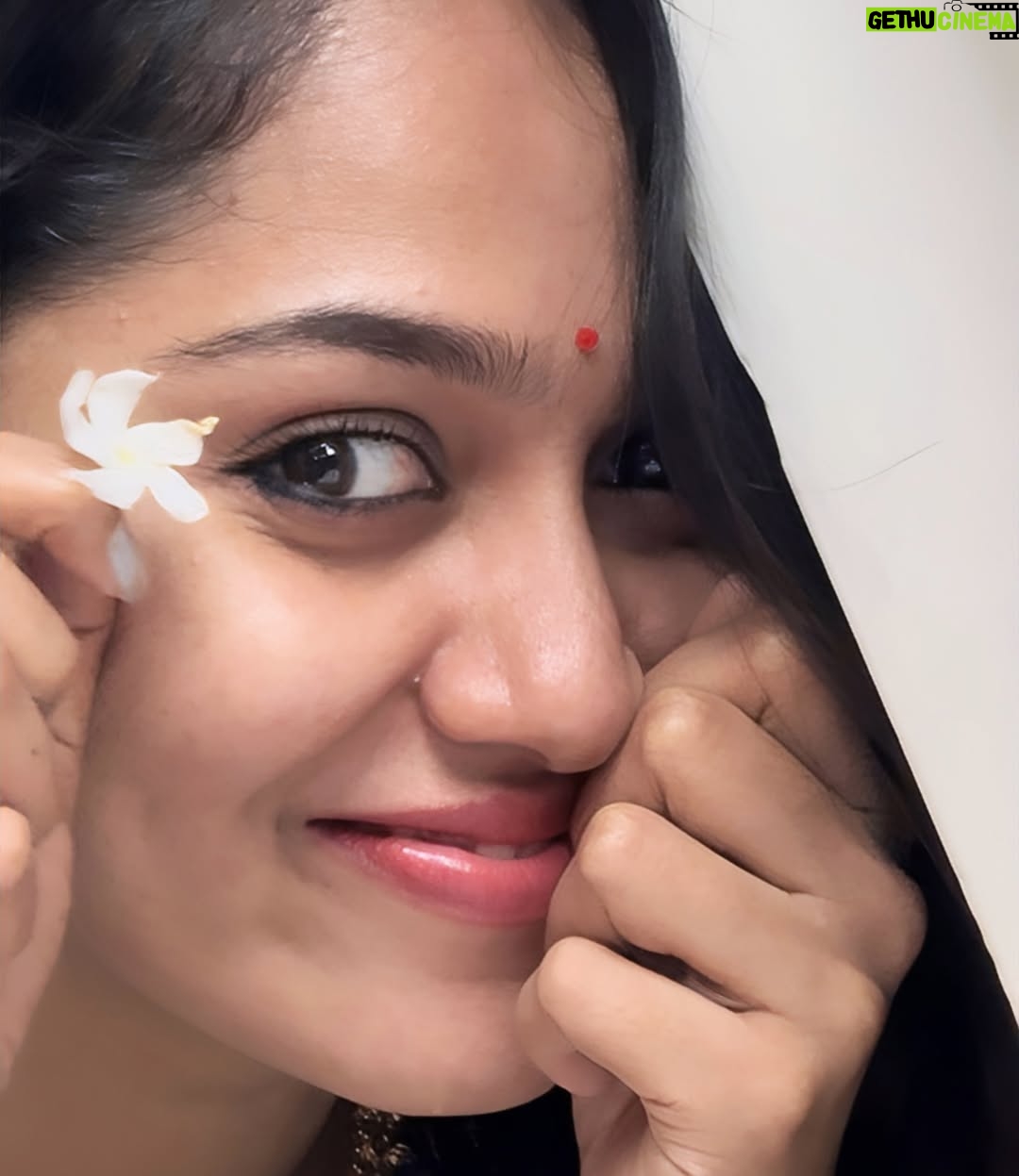 Sreethu Krishnan - 58K Likes - Wrapped in kasavu, surrounded by love🌝🧿 

 @bougainvilleatvm 

#onam #sreethukrishnan #2