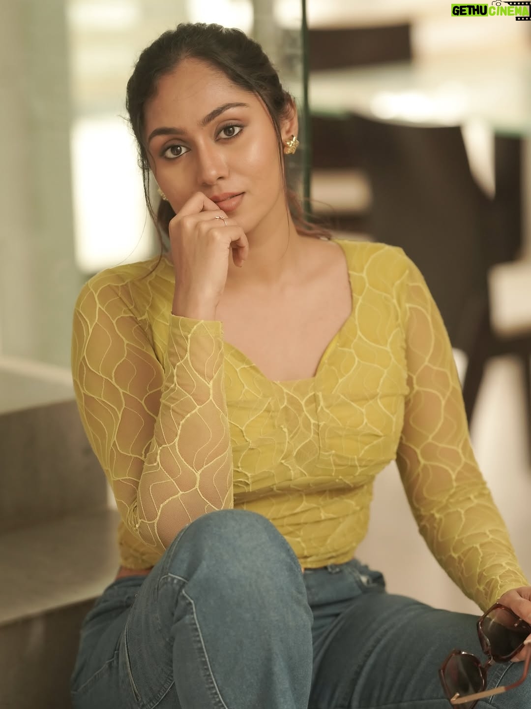 Sreethu Krishnan - 111.8K Likes - Eyes speak what words can’t 🌝🧿

Photographer - @camerasenthil
Makeup - @Srijamohan_artistry
Shoot Organized by @rrajeshananda

#sreethukrishnan