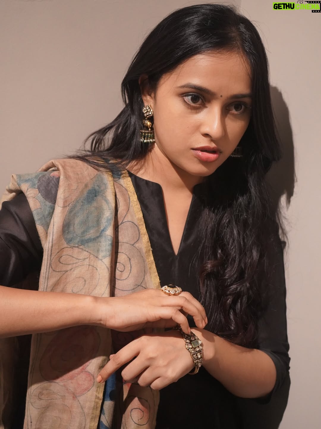 Sri Divya - 541.3K Likes - 📷 @shreeofficially 👯