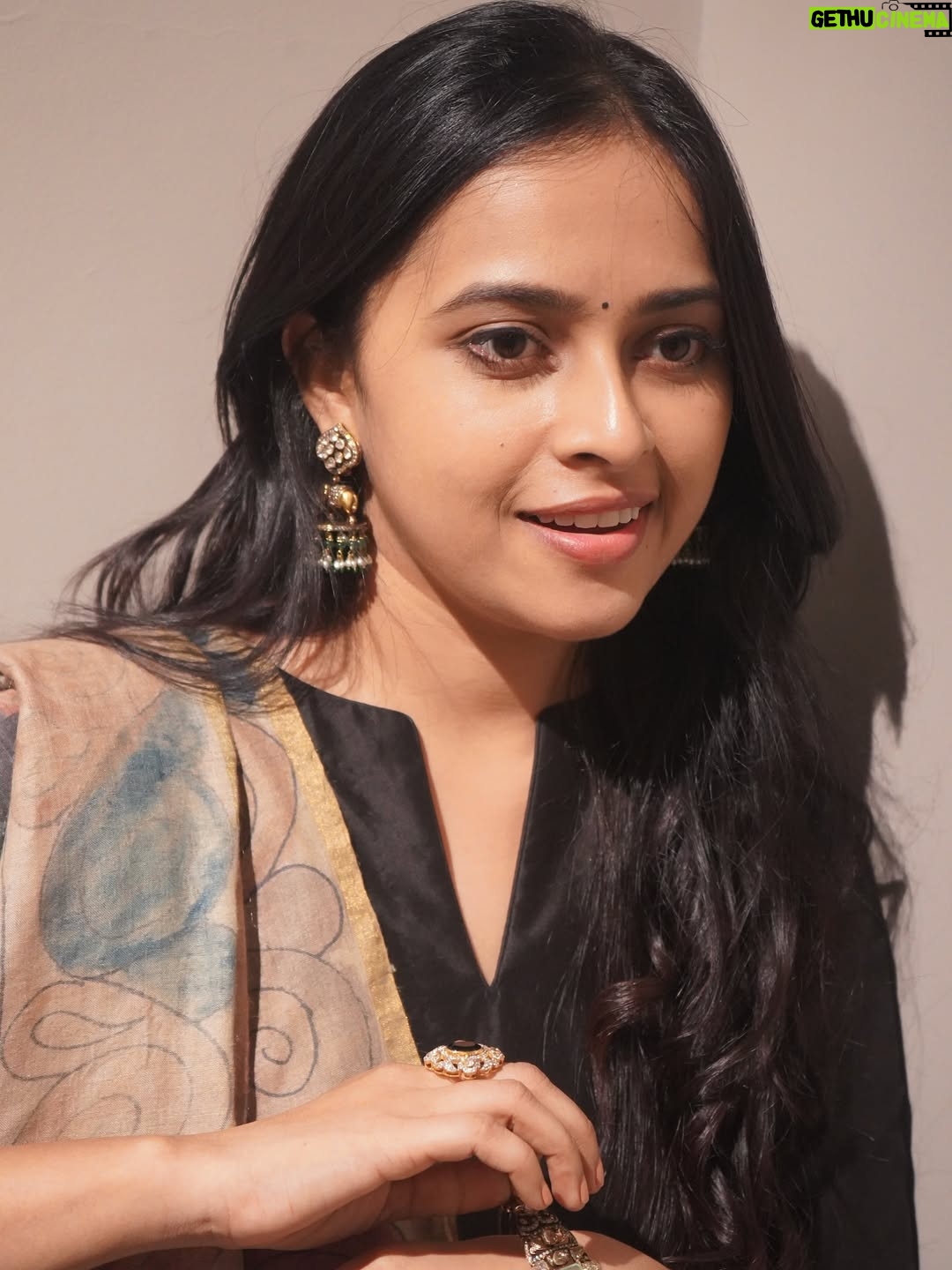 Sri Divya - 541.3K Likes - 📷 @shreeofficially 👯