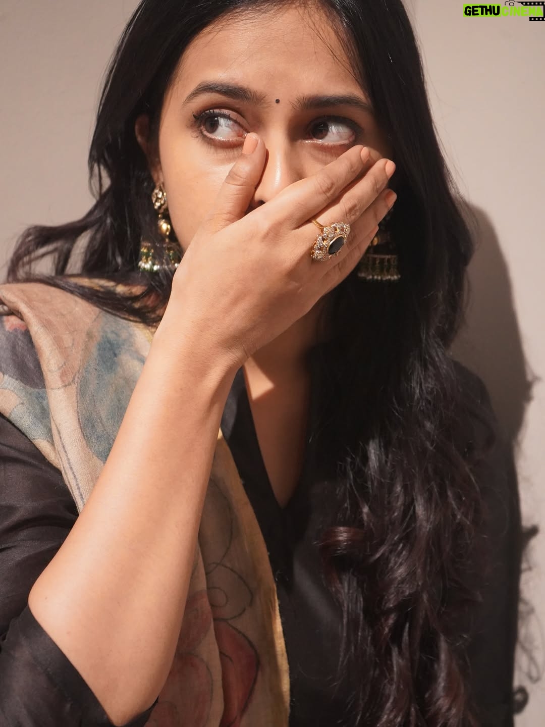 Sri Divya - 541.3K Likes - 📷 @shreeofficially 👯