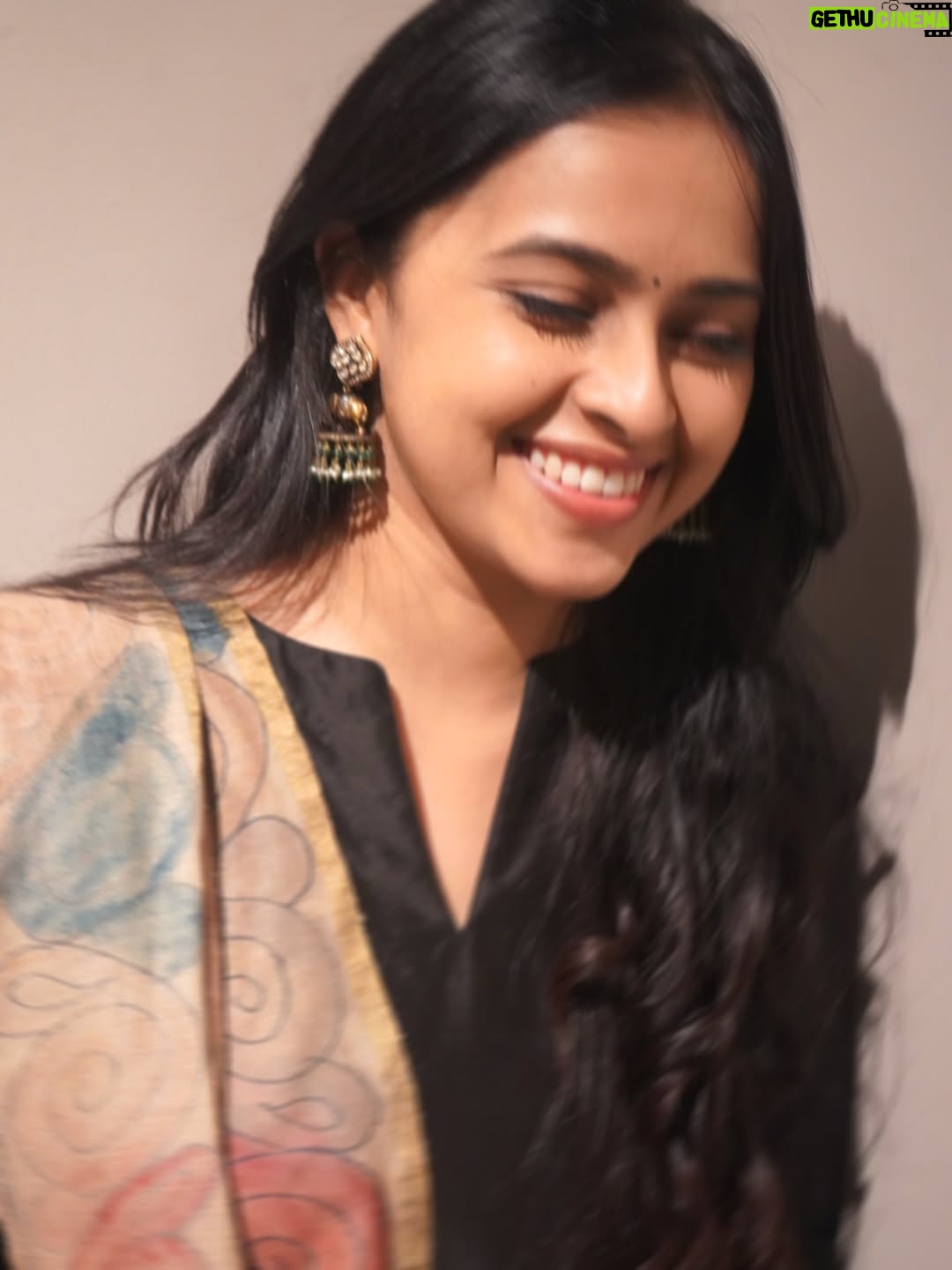 Sri Divya - 541.3K Likes - 📷 @shreeofficially 👯