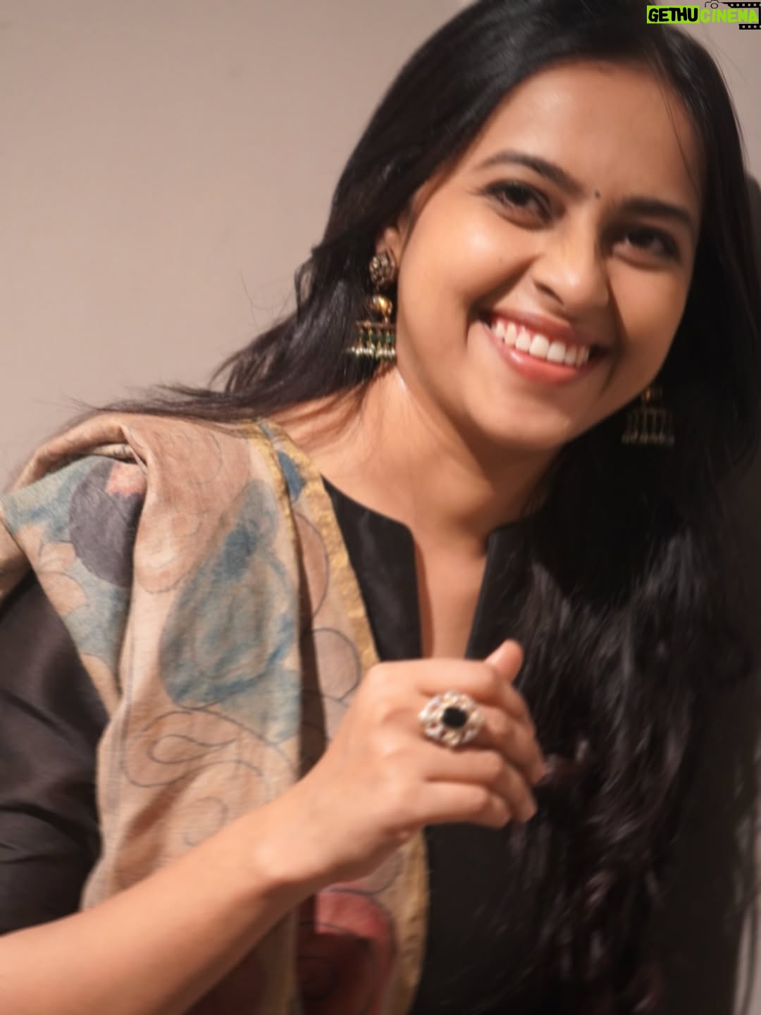 Sri Divya - 541.3K Likes - 📷 @shreeofficially 👯