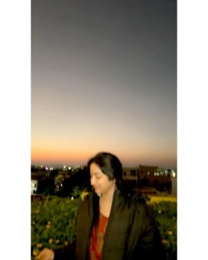 Srijhansi Mungalla Instagram - Wrapped in the magic of chilly winds and golden skies. 🌬️🌅
.
.
.
#WinterVibes #SunsetGlow #ChasingTheSun #WinterSunset #NatureLover #SkyLove #PeacefulMoments #GoldenHourMagic #WinterLove #SimpleJoys #NatureBeauty #WeekendVibes #Wanderlust #SereneScenery #positivevibes #vizag #vishakhapatnam_diaries #me #andhrapradesh