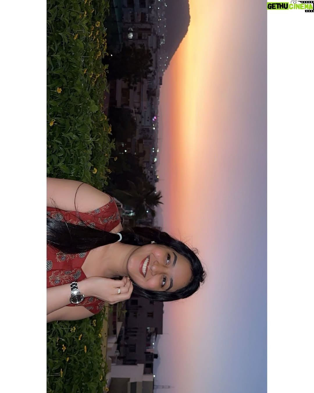 Srijhansi Mungalla - 3.6K Likes - Wrapped in the magic of chilly winds and golden skies. 🌬️🌅
.
.
.

#WinterVibes #SunsetGlow #ChasingTheSun #WinterSunset #NatureLover #SkyLove #PeacefulMoments #GoldenHourMagic #WinterLove #SimpleJoys #NatureBeauty #WeekendVibes #Wanderlust #SereneScenery #positivevibes #vizag #vishakhapatnam_diaries #me #andhrapradesh