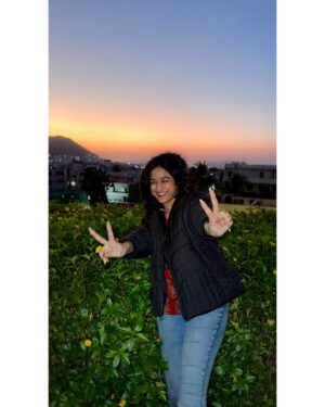 Srijhansi Mungalla Instagram - Wrapped in the magic of chilly winds and golden skies. 🌬️🌅
.
.
.
#WinterVibes #SunsetGlow #ChasingTheSun #WinterSunset #NatureLover #SkyLove #PeacefulMoments #GoldenHourMagic #WinterLove #SimpleJoys #NatureBeauty #WeekendVibes #Wanderlust #SereneScenery #positivevibes #vizag #vishakhapatnam_diaries #me #andhrapradesh