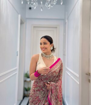 Srishty Rode Instagram - Three souls one vibe 🩷🩵❤️
Also me wearing mom ki saree 😍🩷✨🧿