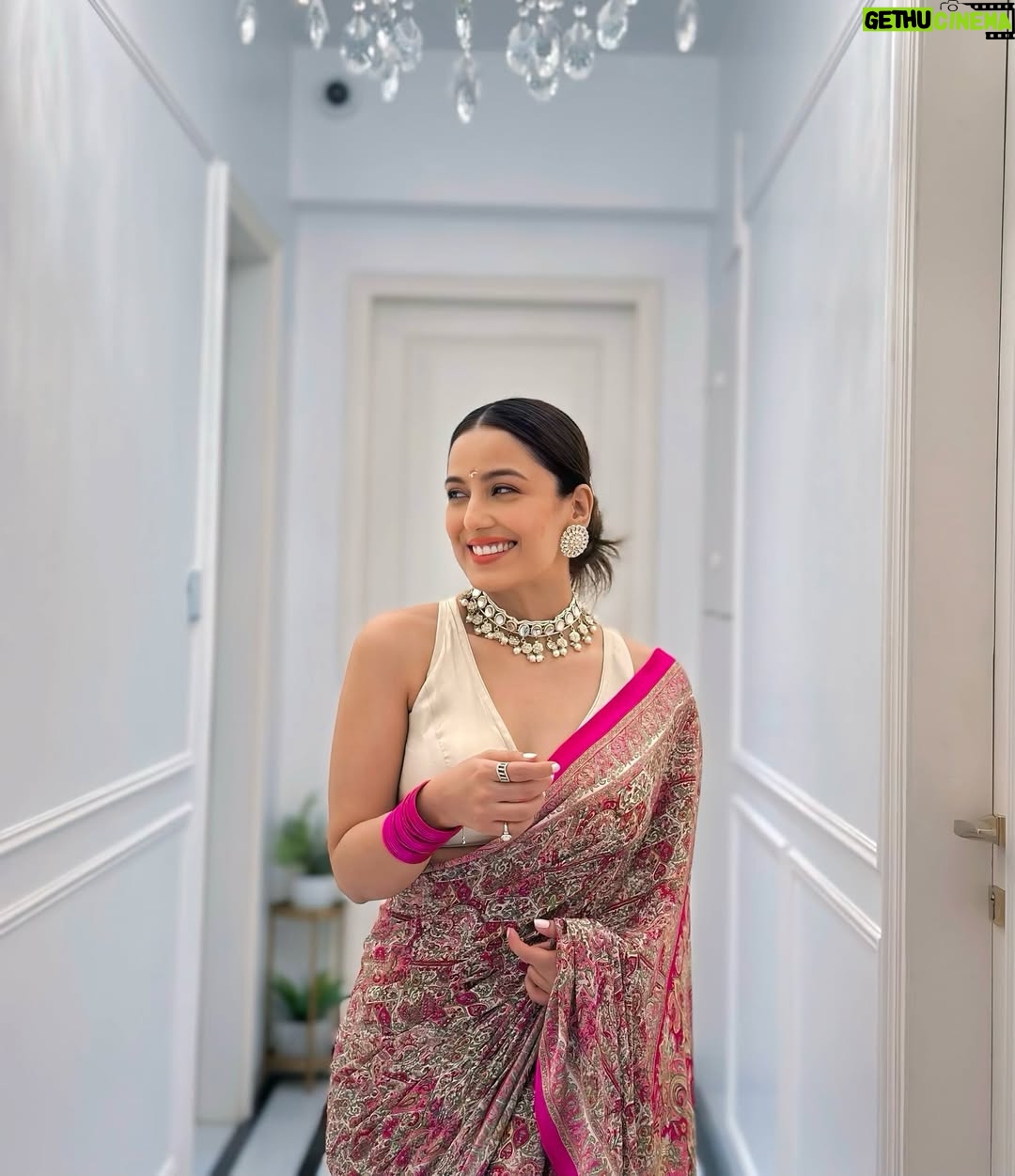 Srishty Rode - 261.3K Likes - Three souls one vibe 🩷🩵❤️
Also me wearing mom ki saree 😍🩷✨🧿