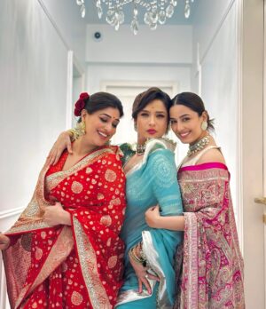 Srishty Rode Instagram - Three souls one vibe 🩷🩵❤️
Also me wearing mom ki saree 😍🩷✨🧿