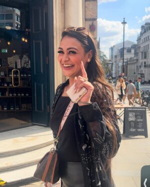 Sriti Shaw Instagram - 🖤🖤done done London ✈️🖤🖤
#travel #london #london🇬🇧 #uk #travelgram #trending