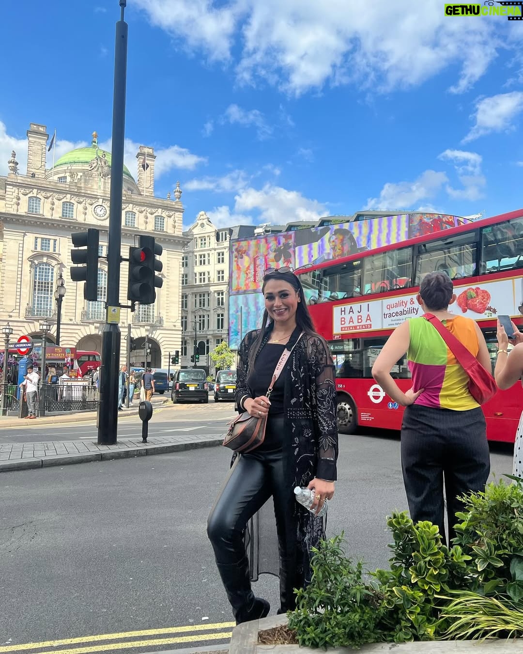 Sriti Shaw - 141 Likes - 🖤🖤done done London ✈️🖤🖤

#travel #london #london🇬🇧 #uk #travelgram #trending