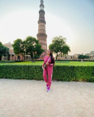 Sriti Shaw Instagram - Well family vaccation spent well .. u vil be all missed ❤️❤️❤️ @ayush.shaw.fc @manjushaw904 @manju.shaw.714 @manisha_abhishek_gupta
#family #travel #travelblogger #delhi #traveldiaries #travelling #travelgram #travelphotography #famjam #celebrity #celebrities #celebritilife #qutabminar #sritishaw #bollywood