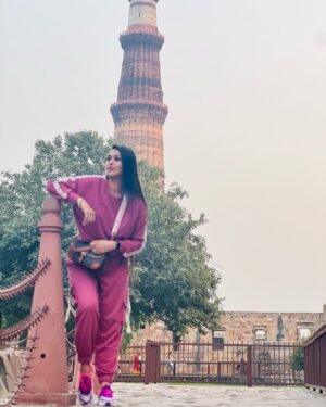 Sriti Shaw Instagram - Well family vaccation spent well .. u vil be all missed ❤️❤️❤️ @ayush.shaw.fc @manjushaw904 @manju.shaw.714 @manisha_abhishek_gupta
#family #travel #travelblogger #delhi #traveldiaries #travelling #travelgram #travelphotography #famjam #celebrity #celebrities #celebritilife #qutabminar #sritishaw #bollywood