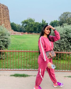 Sriti Shaw Instagram - Well family vaccation spent well .. u vil be all missed ❤️❤️❤️ @ayush.shaw.fc @manjushaw904 @manju.shaw.714 @manisha_abhishek_gupta
#family #travel #travelblogger #delhi #traveldiaries #travelling #travelgram #travelphotography #famjam #celebrity #celebrities #celebritilife #qutabminar #sritishaw #bollywood