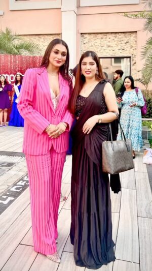 Sriti Shaw Instagram - One with my favourite celebrity girl who is an actor model entrepreneur producer crown winner of many pageants like @msindia_womanofdignity @tiskamissmrsindia and many others . @sritishaw_official @sriti_shaw is a royal girl with golden heart 💛 and truly a queen #punjabiactress #2statesalovestory #model #winnertiskamrsindia #womenofdignity #sritishaw #beautywithbrains #pagentwinner #showstopper #trustsong #dtsavibarsiwal #savibarsiwal #savibarsiwalnain