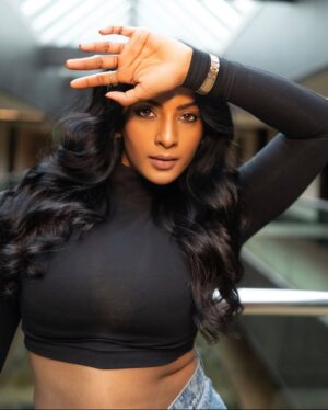 Sriya Reddy Instagram - Being effortlessly is the coolest thing in the world - @stellamccartney 
Denims : @stellamccartney 
Make up : @makeuphairbyrajabali 
Hair : @sachindakoji_pro 
📸: @weddingtonfilms