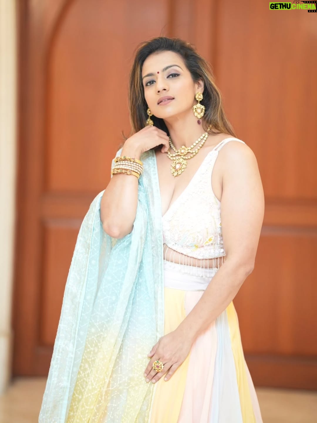 Sruthi Hariharan - 34.7K Likes - :) ta daaa 💃
Lehenga from:  @vibbhinna
Jewellery from:  @goldsutra_official - Btw their collection is amazing and what tops it all is that you can get authentic gold jewellery on rent from here- in case you, like me dont have enough money to buy gold all the time 
 😬