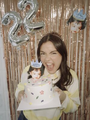 Stefany Vaz Instagram - Aquele em que eu fiz 22 anos pela primeira vez! 🌟🤎🙏🏼

Como é bom comemorar em família, aos 21 fui cercada pela bondade de Deus e continua assim aos 22. 

Obrigada a cada parabéns, obrigada especial a @wecake.br   @wecoffee.br que estiveram presentes nesse dia e também podem fazer parte de seus momentos especiais. 🍰✨