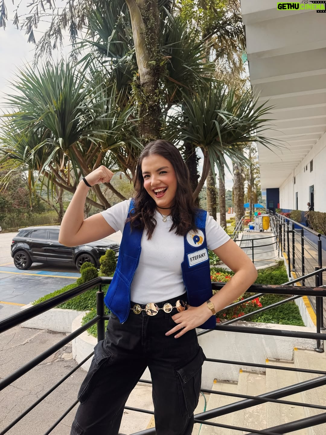 Stefany Vaz - 60.8K Likes - PERDEMOS E PERDEMOS RINDO 🤣 

Programa especial do dia das crianças que divertido relembrar os velhos tempo de casa @sbt & @domingo_legal . 

Todos os acessórios @mariajoiastore.br 💚