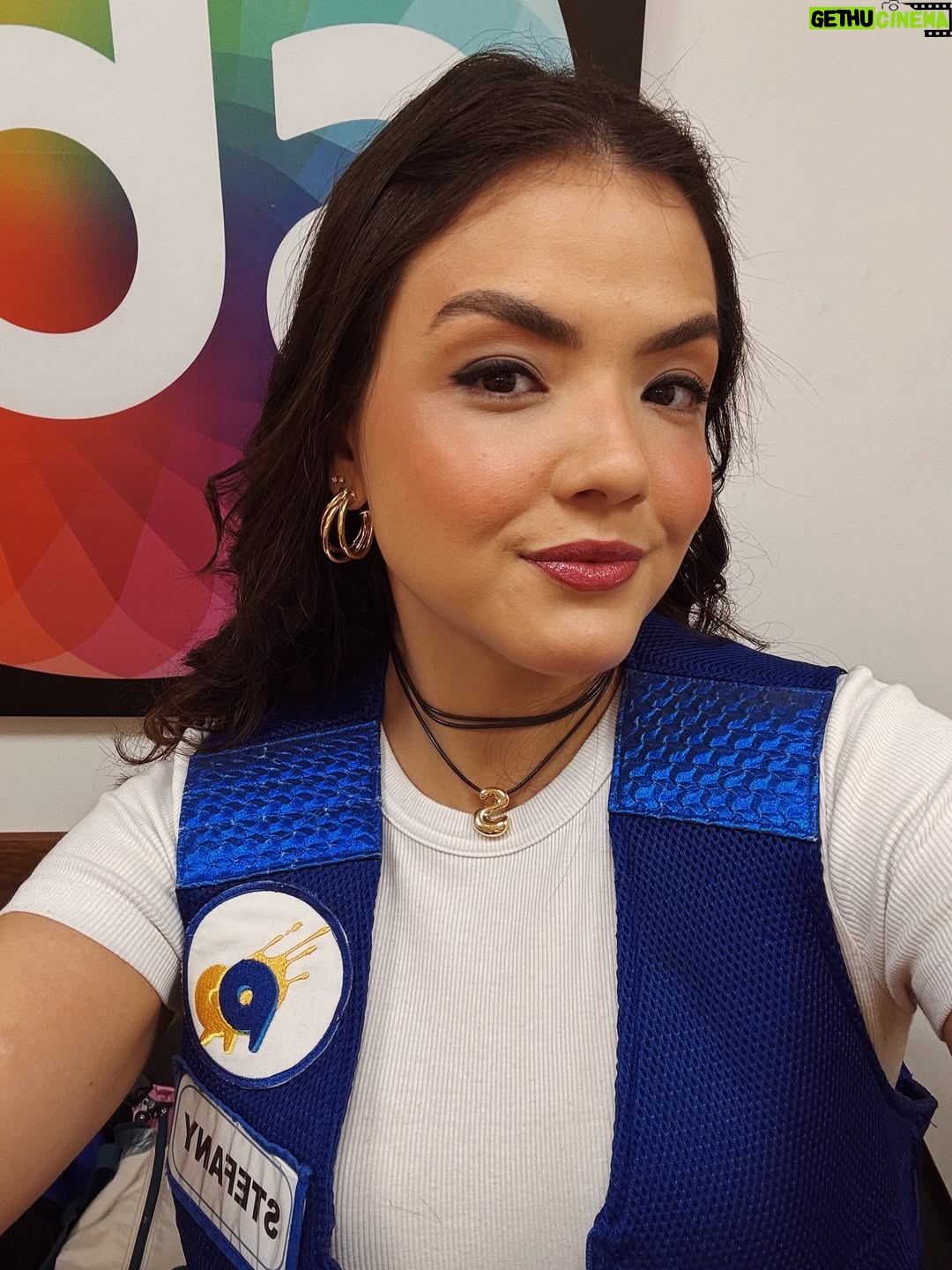 Stefany Vaz - 60.8K Likes - PERDEMOS E PERDEMOS RINDO 🤣 

Programa especial do dia das crianças que divertido relembrar os velhos tempo de casa @sbt & @domingo_legal . 

Todos os acessórios @mariajoiastore.br 💚