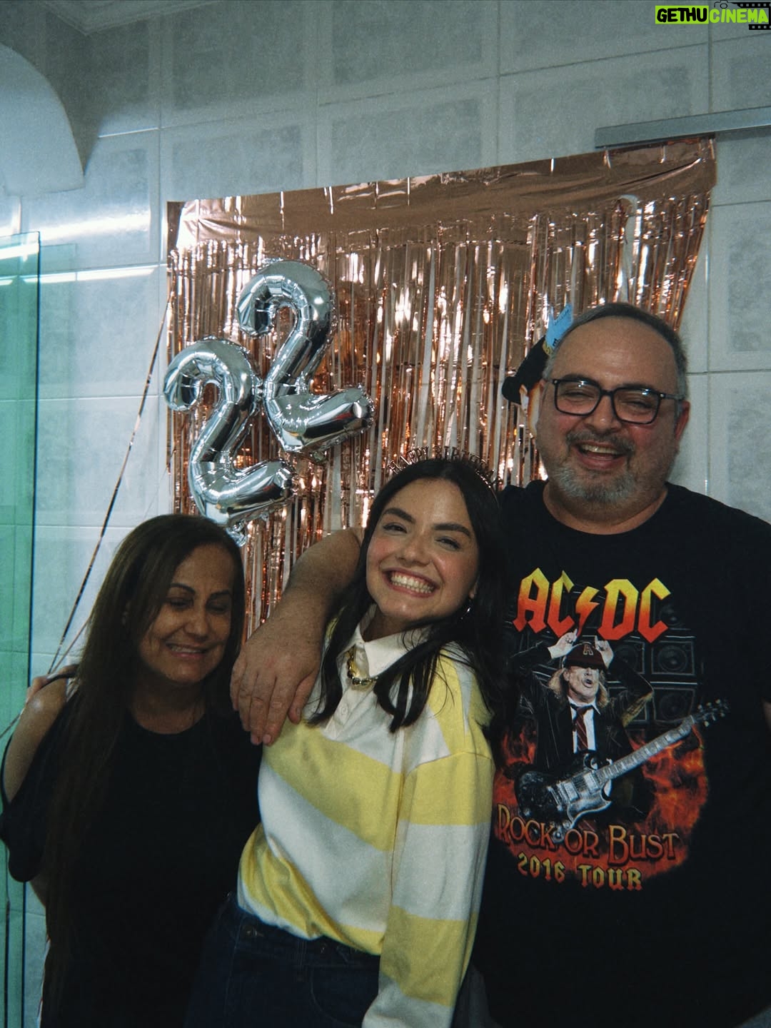 Stefany Vaz - 35.9K Likes - Aquele em que eu fiz 22 anos pela primeira vez! 🌟🤎🙏🏼

Como é bom comemorar em família, aos 21 fui cercada pela bondade de Deus e continua assim aos 22. 

Obrigada a cada parabéns, obrigada especial a @wecake.br   @wecoffee.br que estiveram presentes nesse dia e também podem fazer parte de seus momentos especiais. 🍰✨