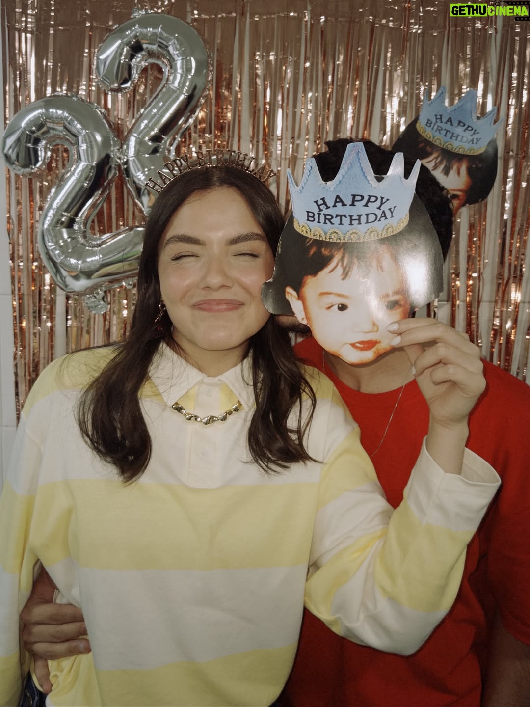 Stefany Vaz - 35.9K Likes - Aquele em que eu fiz 22 anos pela primeira vez! 🌟🤎🙏🏼

Como é bom comemorar em família, aos 21 fui cercada pela bondade de Deus e continua assim aos 22. 

Obrigada a cada parabéns, obrigada especial a @wecake.br   @wecoffee.br que estiveram presentes nesse dia e também podem fazer parte de seus momentos especiais. 🍰✨