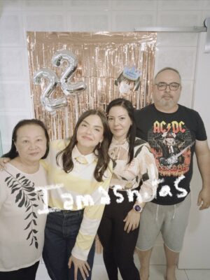 Stefany Vaz Instagram - Aquele em que eu fiz 22 anos pela primeira vez! 🌟🤎🙏🏼

Como é bom comemorar em família, aos 21 fui cercada pela bondade de Deus e continua assim aos 22. 

Obrigada a cada parabéns, obrigada especial a @wecake.br   @wecoffee.br que estiveram presentes nesse dia e também podem fazer parte de seus momentos especiais. 🍰✨
