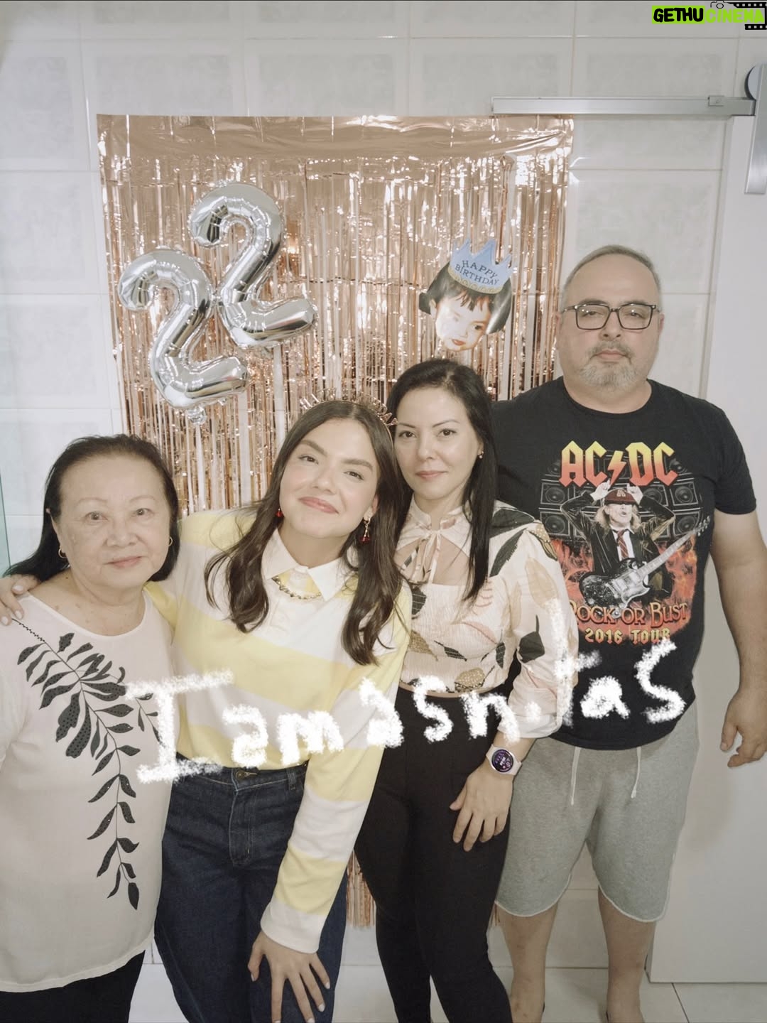 Stefany Vaz - 35.9K Likes - Aquele em que eu fiz 22 anos pela primeira vez! 🌟🤎🙏🏼

Como é bom comemorar em família, aos 21 fui cercada pela bondade de Deus e continua assim aos 22. 

Obrigada a cada parabéns, obrigada especial a @wecake.br   @wecoffee.br que estiveram presentes nesse dia e também podem fazer parte de seus momentos especiais. 🍰✨