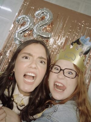 Stefany Vaz Instagram - Aquele em que eu fiz 22 anos pela primeira vez! 🌟🤎🙏🏼

Como é bom comemorar em família, aos 21 fui cercada pela bondade de Deus e continua assim aos 22. 

Obrigada a cada parabéns, obrigada especial a @wecake.br   @wecoffee.br que estiveram presentes nesse dia e também podem fazer parte de seus momentos especiais. 🍰✨