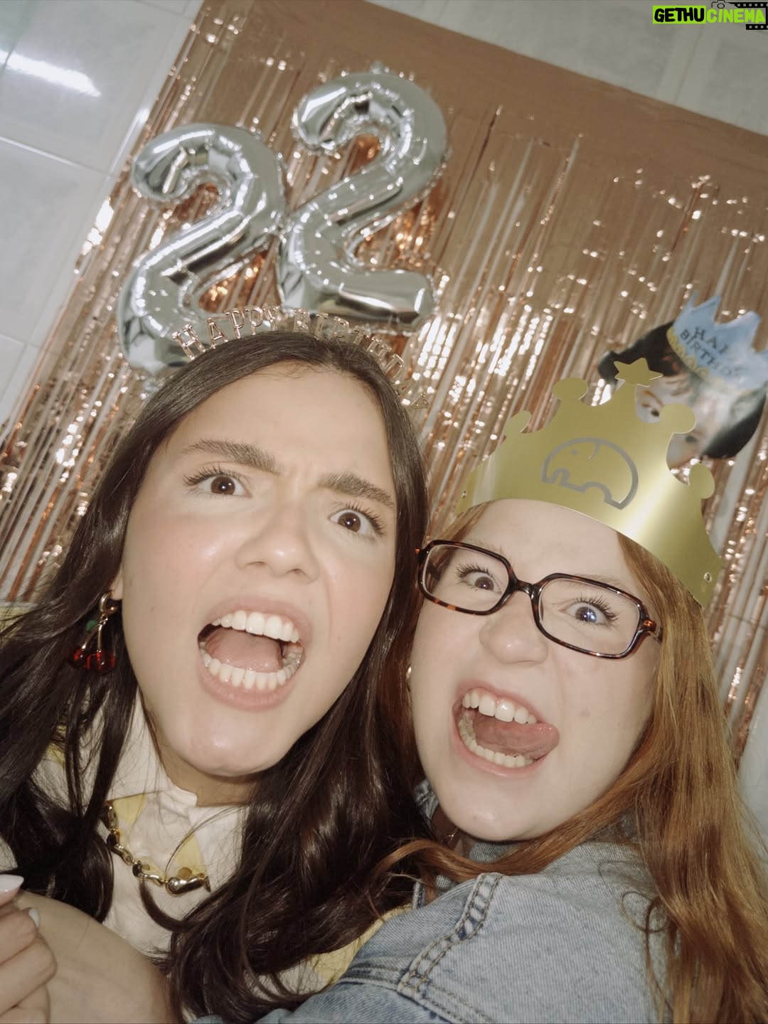 Stefany Vaz - 35.9K Likes - Aquele em que eu fiz 22 anos pela primeira vez! 🌟🤎🙏🏼

Como é bom comemorar em família, aos 21 fui cercada pela bondade de Deus e continua assim aos 22. 

Obrigada a cada parabéns, obrigada especial a @wecake.br   @wecoffee.br que estiveram presentes nesse dia e também podem fazer parte de seus momentos especiais. 🍰✨