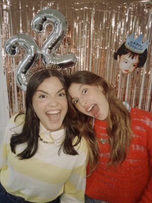 Stefany Vaz Instagram - Aquele em que eu fiz 22 anos pela primeira vez! 🌟🤎🙏🏼

Como é bom comemorar em família, aos 21 fui cercada pela bondade de Deus e continua assim aos 22. 

Obrigada a cada parabéns, obrigada especial a @wecake.br   @wecoffee.br que estiveram presentes nesse dia e também podem fazer parte de seus momentos especiais. 🍰✨