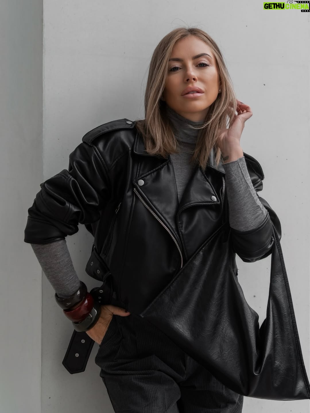 Stéphanie Clerbois - 14K Likes - Nouvelle saison nouvelle couleur de cheveux 🥹
Merci @juliedck_photography  pour ces photos 
Quelle est votre photo préférée ? 🤍