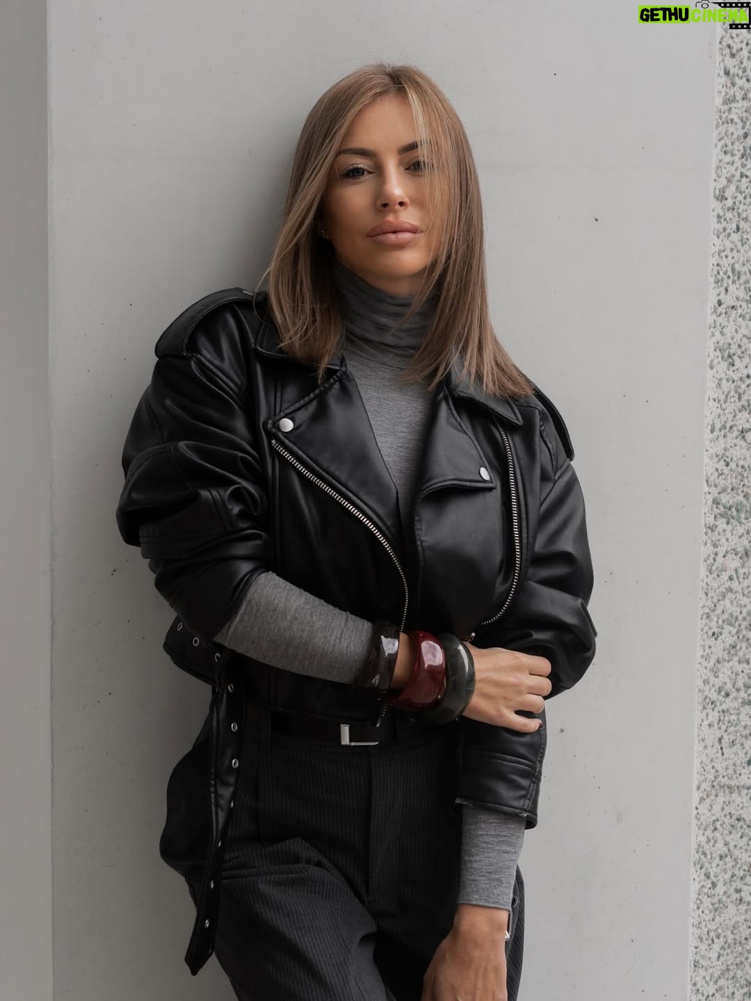 Stéphanie Clerbois - 14K Likes - Nouvelle saison nouvelle couleur de cheveux 🥹
Merci @juliedck_photography  pour ces photos 
Quelle est votre photo préférée ? 🤍